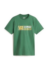 Camiseta de algodón verde con un gráfico rectangular que presenta el texto "VANS" y "OFF THE WALL" en amarillo y blanco, acentuado con un patrón de tablero de ajedrez.
