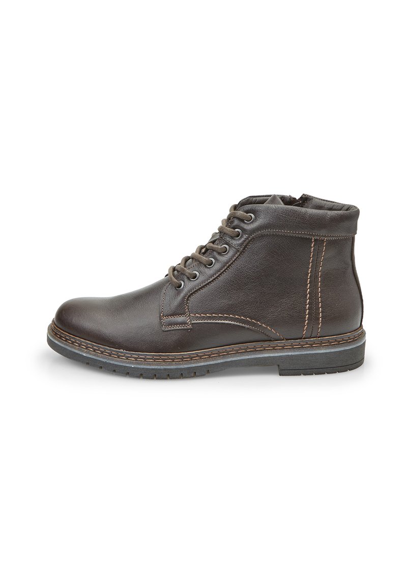 Stivale alla caviglia in pelle marrone con punta arrotondata, design con lacci, cuciture a contrasto e superficie textured. Suola in gomma con battistrada.