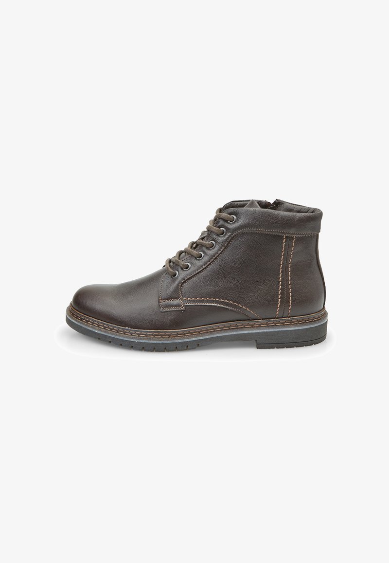 Stivale alla caviglia in pelle marrone con punta arrotondata, design con lacci, cuciture a contrasto e superficie textured. Suola in gomma con battistrada.