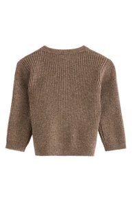 Brun strikket sweater med lange ærmer, rund halsudskæring og struktureret strikkemønster. Bagfra ses ensartet ribmønster fra halsudskæring til kant.