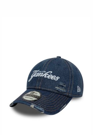 Denim New York Yankees honkbalpet met wit geborduurd logo, zichtbare stiksels, verweerde details en een verstelbaar 9TWENTY-label op de klep.