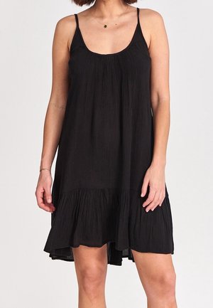Černé šaty bez rukávů s volnějším střihem, z texturované látky, s nařasenými detaily a volánkovým lemem. Nastavitelné tenké ramínka.