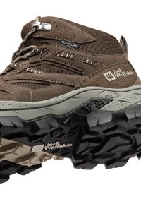 Scarponcino da trekking marrone con tomaia texturizzata, punta rinforzata e suola in gomma resistente caratterizzata da tacche profonde per una buona aderenza. Branding visibile sul lato.