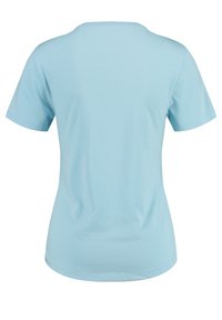 Camiseta de manga corta azul claro con cuello redondo, fabricada en un tejido suave, con una textura lisa y un diseño sencillo y sin adornos.