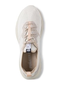 Lys beige sportsko med en teksturert strikket overdel, snøre-fri design og mykt interiør. Har en kontrasterende tunge og logo-detaljer.