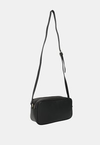 Borsa a tracolla nera in pelle, forma rettangolare, superficie liscia, chiusura con doppia zip, tracolla regolabile, design minimalista.