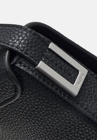 Calvin Klein MUST PLUS CROSSBODY - Bandolera - black