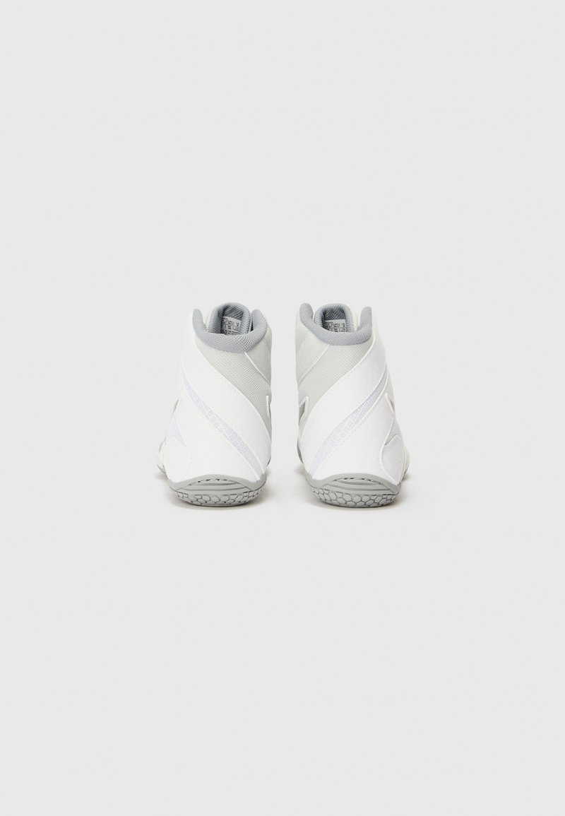 Chaussures de sport blanches et grises au design montante, en matériau textile lisse, avec une semelle texturée et des rayures diagonales sur les côtés.