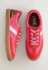 Rosa og røde sneakers med en leopardmønstret hæl. Har suede- og tekstilmaterialer, hvide striber og teksturerede snørebåndsdetaljer.