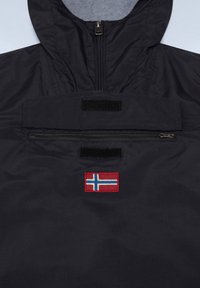 Navy hoodie met een voorkleurend zipper en klittenbandsluiting, met een geborduurd Noors vlagpatch in rood, wit en blauw.
