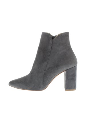 Grauer Wildleder-Stiefelette mit spitz zulaufender Zehenpartie, seitlichem Reißverschluss und klobigem hohen Absatz.