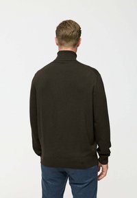 Sötétbarna pulóver, magas gallérral, bordás mandzsettákkal és puha textúrával. Egyszerű, letisztult dizájnnal rendelkezik, látható minták nélkül.