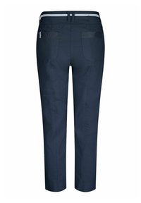 Dunkelblaue Baumwollmischungs-Hosen mit mittelhohem Bund, ausgestattet mit einem gestreiften Bündchen, zwei Gesäßtaschen und einem schmal zulaufenden Beinumfang.
