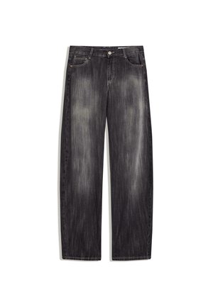 Sortvaskede jeans med lige ben, forlommer og knaplukning, vist fladt på en hvid baggrund.