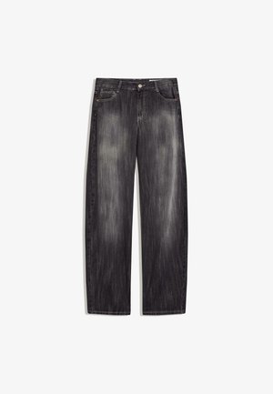 Czarne, wyprane, proste dżinsy z przednimi kieszeniami i zapięciem na guzik, ułożone płasko na białym tle.