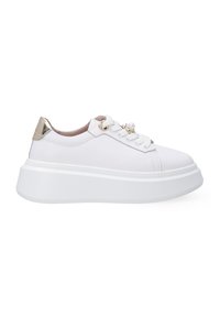 Weißer Sneaker mit einem glatten Textiloberteil, dicker weißer Plateausohle, abgerundeter Zehenpartie und metallischem Goldakzent an der Ferse. Dekorative Beschläge an den Schnüren.