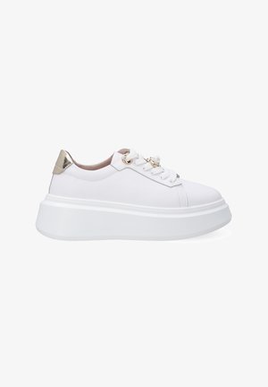 Białe sneakersy z gładką tekstylną cholewką, grubą białą platformą, zaokrąglonym czubkiem oraz metalicznym złotym akcentem na pięcie. Dekoracyjne dodatki na sznurowadłach.