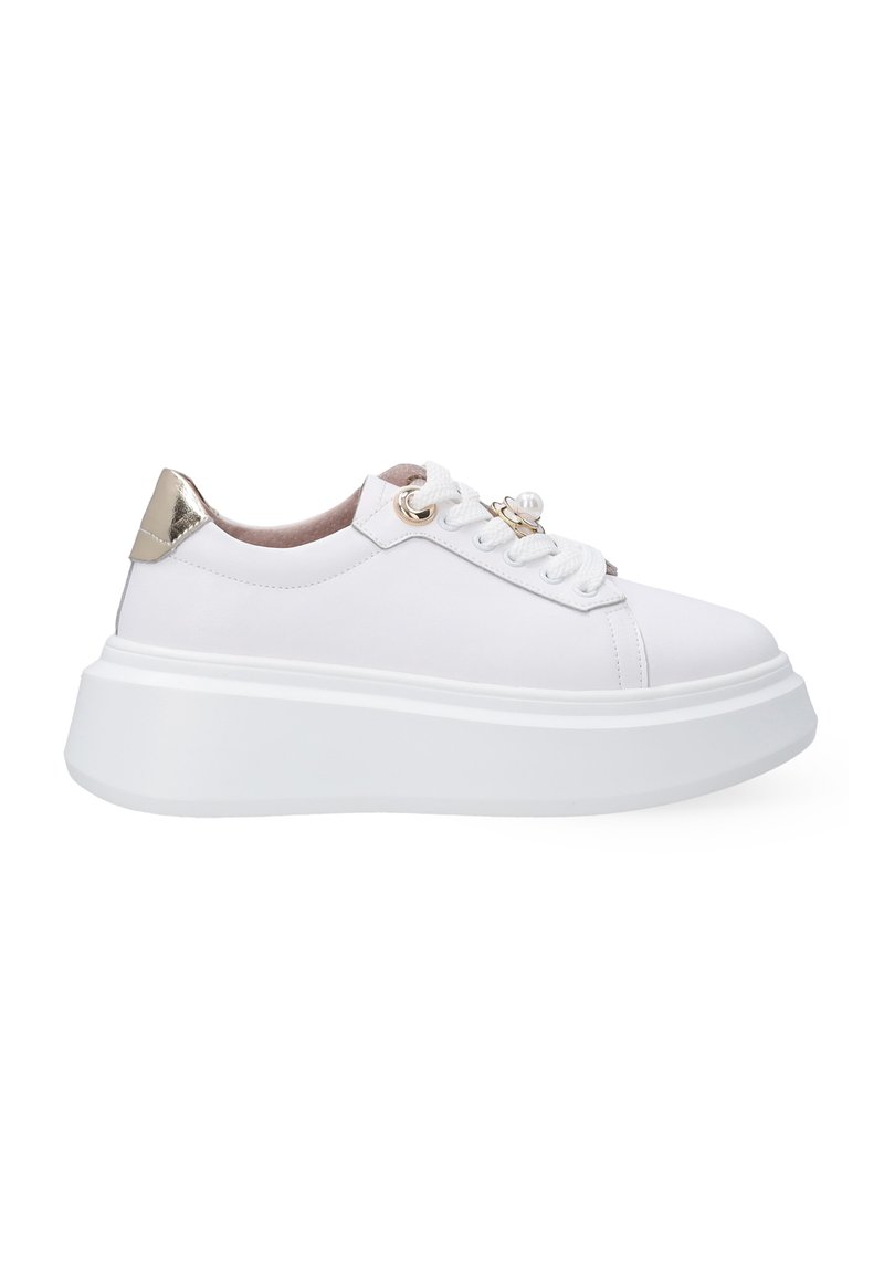 Weißer Sneaker mit einem glatten Textiloberteil, dicker weißer Plateausohle, abgerundeter Zehenpartie und metallischem Goldakzent an der Ferse. Dekorative Beschläge an den Schnüren.