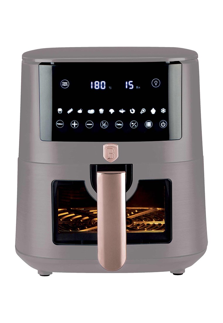 Friteuse à air avec un corps argenté élégant, un écran numérique, une interface noire et des accents en or rose. Comprend une fenêtre transparente et une poignée escamotable.