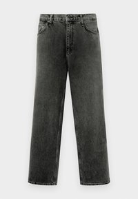 Jeans de mezclilla rectos lavados en negro con bolsillos frontales, trabillas para el cinturón y cierre de botones sobre un fondo blanco.
