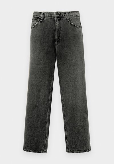 Sort vaskede straight-leg denimjeans med frontlommer, bæltestropper og knaplukning på en hvid baggrund.