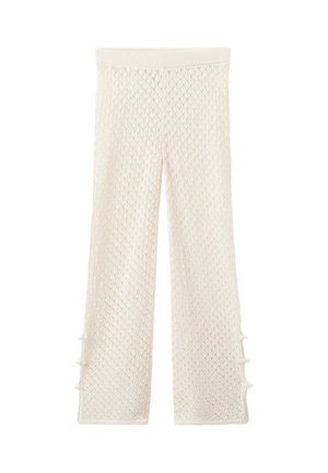 Pantalones anchos color crudo con tejido de punto texturizado y detalles de botones en los laterales a lo largo de las costuras exteriores sobre un fondo liso.