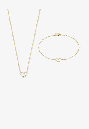 Ensemble de bijoux plaqué or comprenant un collier à chaîne délicat et un bracelet assorti, chacun orné d'un design de cœur minimaliste.