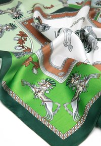 Pañuelo de seda con un diseño vibrante en verde y blanco, bordeado en marrón, con detallados motivos de caballos y acentos florales. Textura suave.
