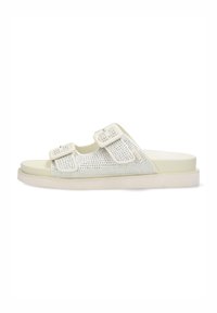 Světlé skluzné sandály s perforovaným svrškem, dvojitými nastavitelnými popruhy, plochou podrážkou a strukturovanou bílou mezipodrážkou.