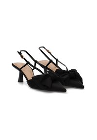 Tacones kitten slingback negros con punta afilada, grandes lazos de tela en la parte delantera y delgadas correas en el tobillo con cierres de hebilla dorada.