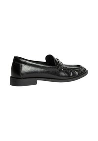 Zapato mocasín de cuero negro con punta redondeada, detalles plisados en la parte delantera y un tacón bajo. Textura suave y diseño minimalista.
