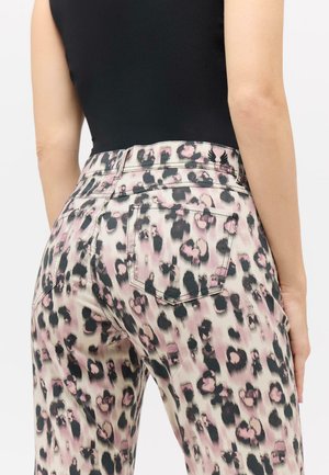 Leopardprint jeans met tinten roze en zwart, met een gladde textuur, hoge taille en achterzakken.