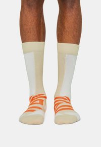 On PERFORMANCE HIGH - SPORTS SOCKS - Calze sportive - haze   flame