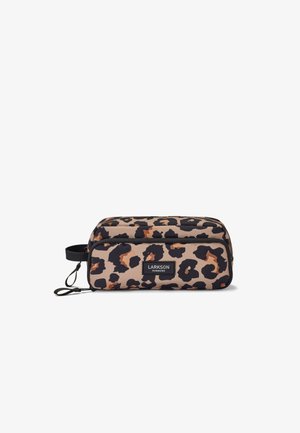 Bolsa rectangular con estampado de leopardo, con dos compartimentos con cremallera y una correa lateral, etiquetada como "Larkson Hamburg".
