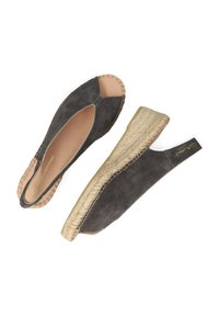 Espadrillas in suede grigio con punta aperta e design slingback; suola in juta naturale; dettaglio di cuciture minime vicino all'apertura.