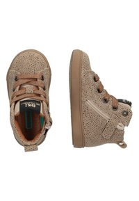 Tan hoge sneakers met geperforeerd patroon, bruine veters en ritsluiting aan de zijkant. Zachte binnenvoering en rubberen zool.