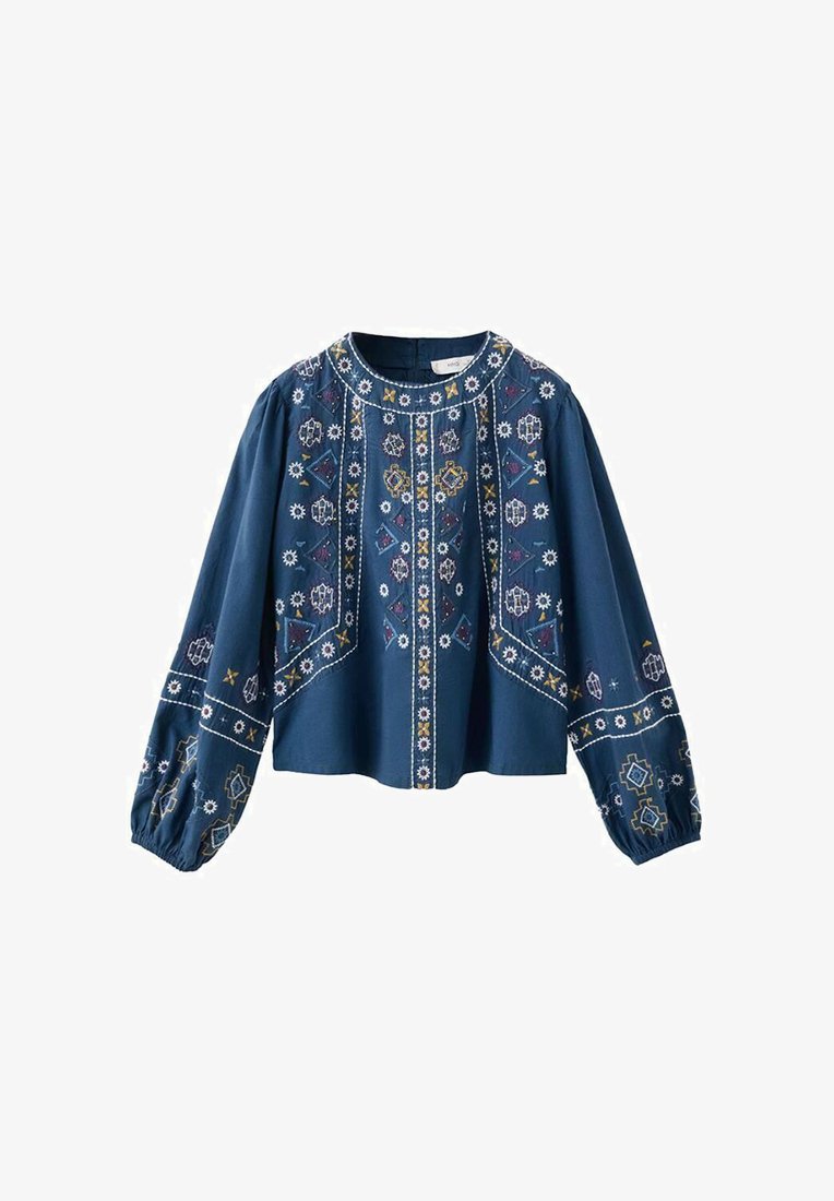 Blauwe blouse met lange mouwen, versierd met witte, gele en paarse bloemen- en geometrische borduursels, ronde halslijn en geplooide mouwboorden.