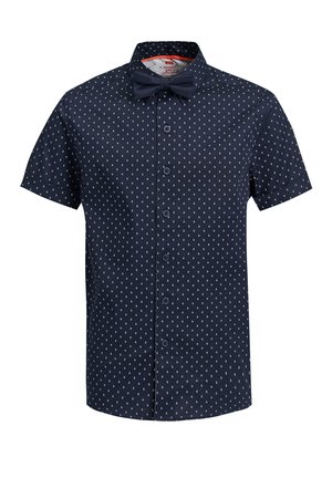 Granatowa koszula na krótki rękaw zapinana na guziki z małym białym wzorem paisley oraz pasującą granatową muszką z czerwonym detalem pod kołnierzykiem.