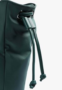 Borsa a cordino verde realizzata in materiale liscio, con occhielli in metallo e cordini testurizzati per la chiusura e la regolazione.