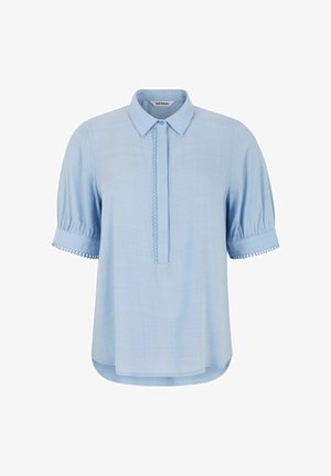 Bluză bleu deschis cu guler, mâneci scurte tip puff. Prezintă un placket cu butoane, cu detalii decorative și accente din dantelă pe manșetele mânecilor.