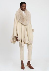 INFLUENCER POMPOM - Cape - beige