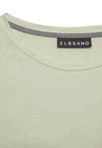 Helle grüne T-Shirt mit rundem Ausschnitt, glatter Textur und einem dunklen Fischgrätmuster am inneren Kragen. Markenlabel: ELBSAND.