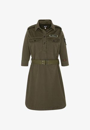 Robe chemise verte olive en coton, dotée d'une fermeture à boutons sur le devant, de deux poches poitrine, d'épaulettes, d'une ceinture à la taille et de manches courtes.