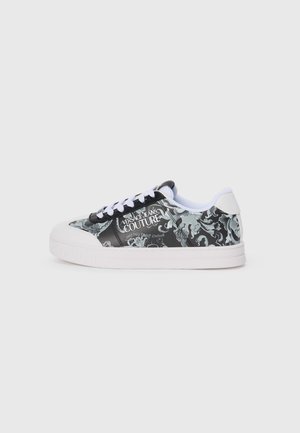 Baskets noir et blanc avec motif floral, semelle blanche et lacets. Présente le logo "VERSACE JEANS COUTURE" sur le côté.