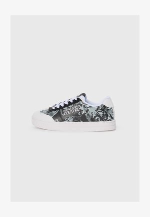 Svart og hvite joggesko med blomsterdesign, hvit såle og snøringer. Har "VERSACE JEANS COUTURE" logo på siden.
