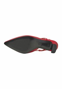 Rote hochhackige Schuhe mit spitzem Zeh und schwarzem Gummisohle. Verfügt über einen verstellbaren Riemen und strukturierte Details auf der Sohle.