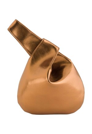Glänzende bronzefarbene Metallic-Handtasche mit weicher, lässiger Struktur und kurzem, breitem Träger, der durch den oberen Bereich der Tasche geführt ist.