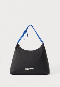 Μαύρη τσάντα από νάιλον με στρογγυλεμένο σχήμα, μπλε κορδόνι σύσφιξης και ασημένια λεπτομέρεια με λογότυπο. Ομαλή υφή και κλείσιμο με φερμουάρ.