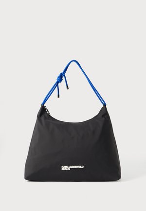 Sac en nylon noir de forme arrondie, avec une poignée à cordon bleu et un détail logo argenté. Texture lisse et fermeture éclair.
