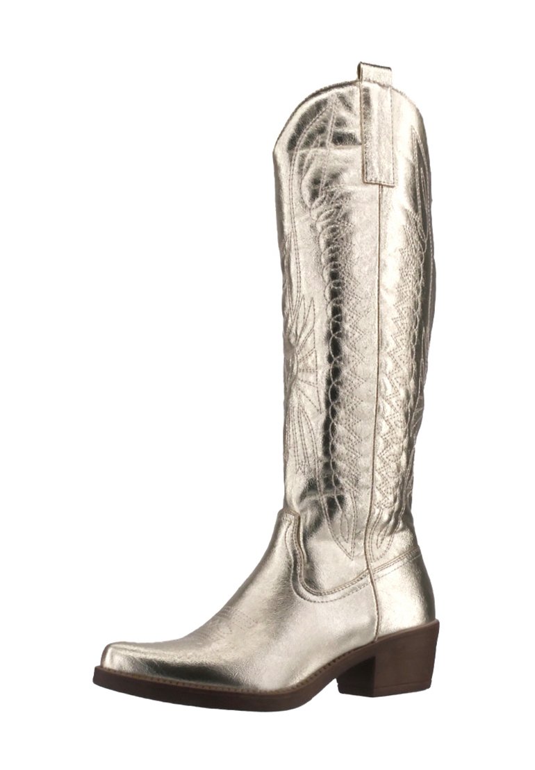 Bota de vaquero plateada metálica con punta afilada, costuras decorativas y un tacón bajo marrón. Textura suave con un caña alta y una lengüeta.